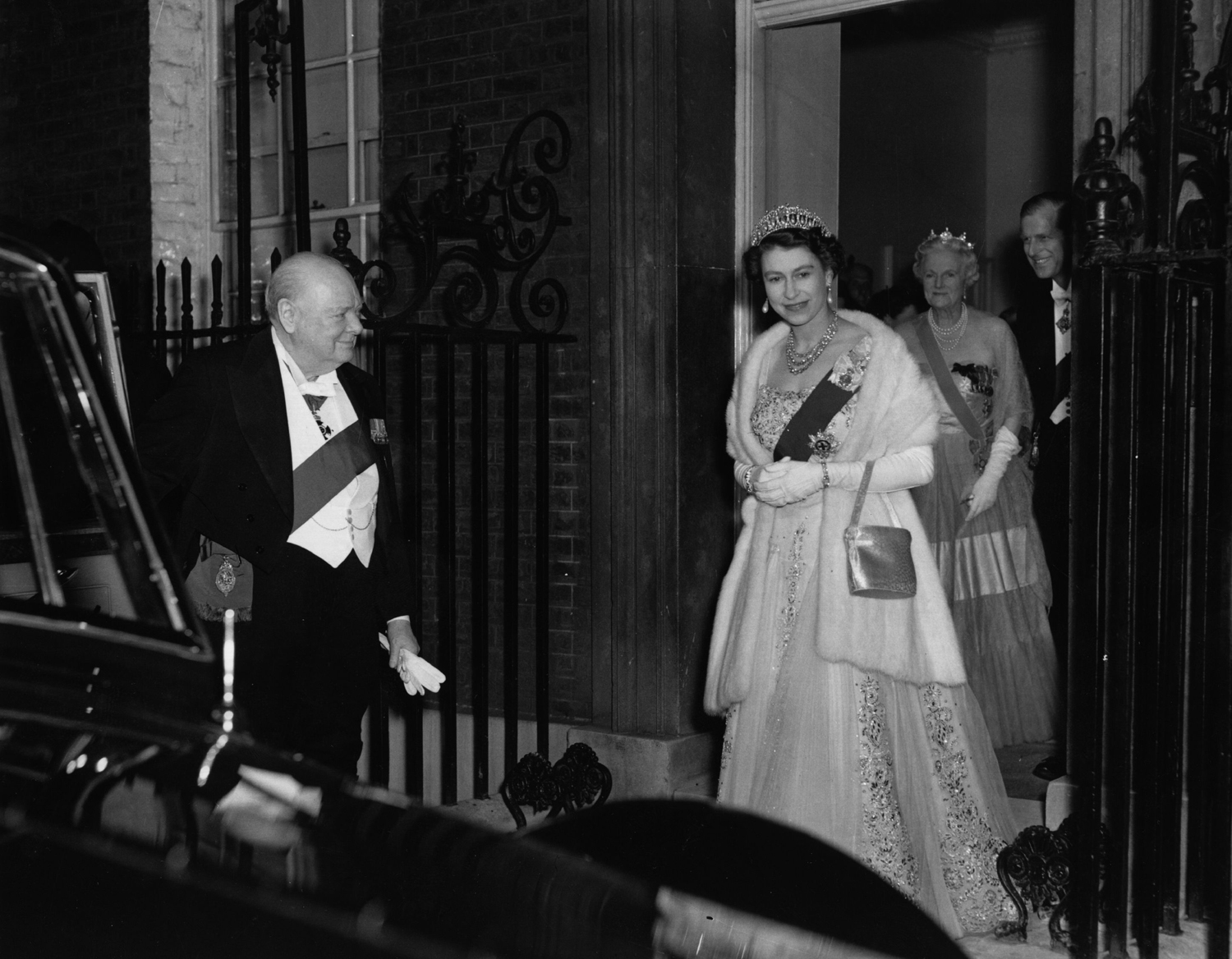 Őrült rajongótól, a romantikus miniszterig - II. Erzsébet királynő és a férfiak