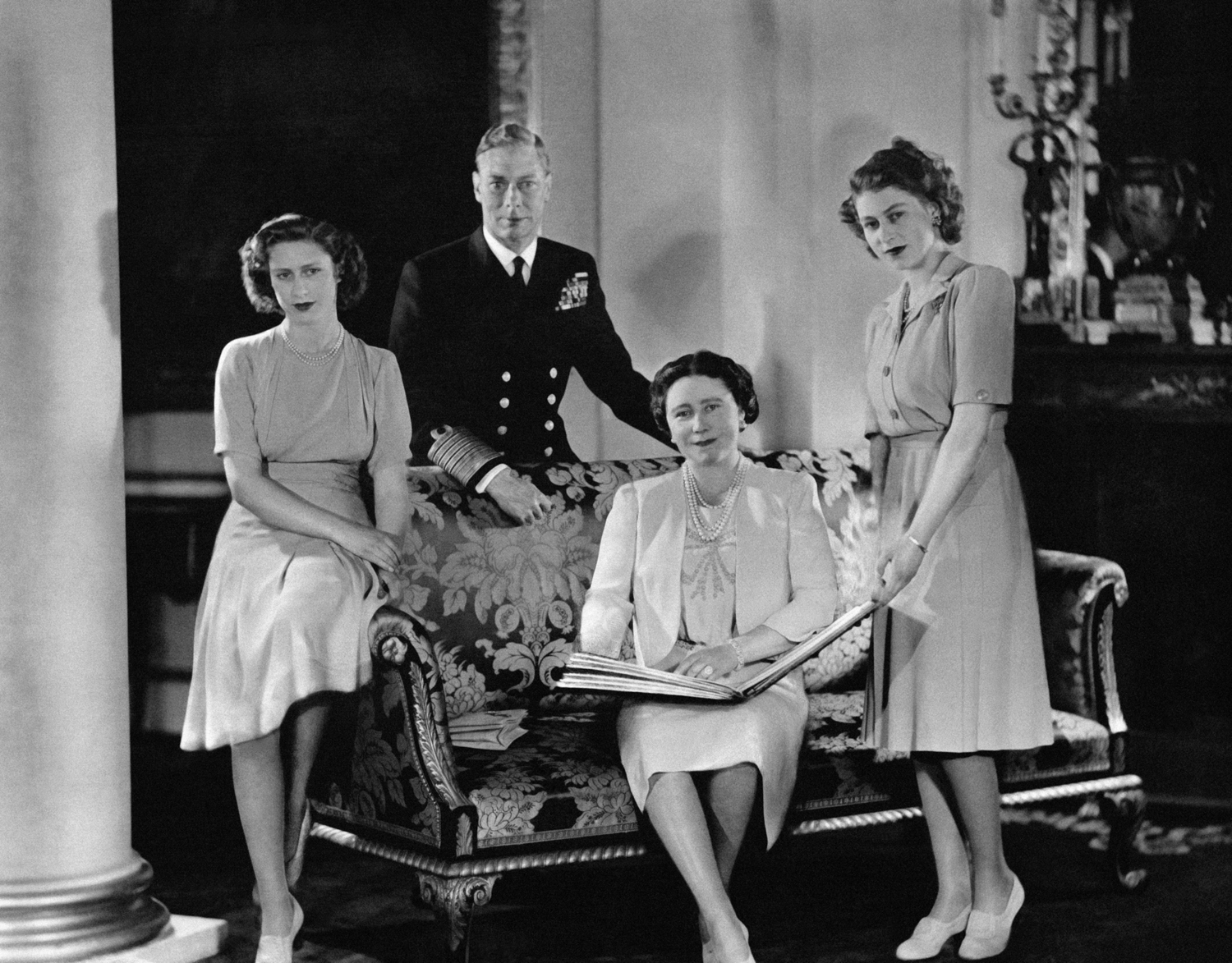 Őrült rajongótól, a romantikus miniszterig - II. Erzsébet királynő és a férfiak