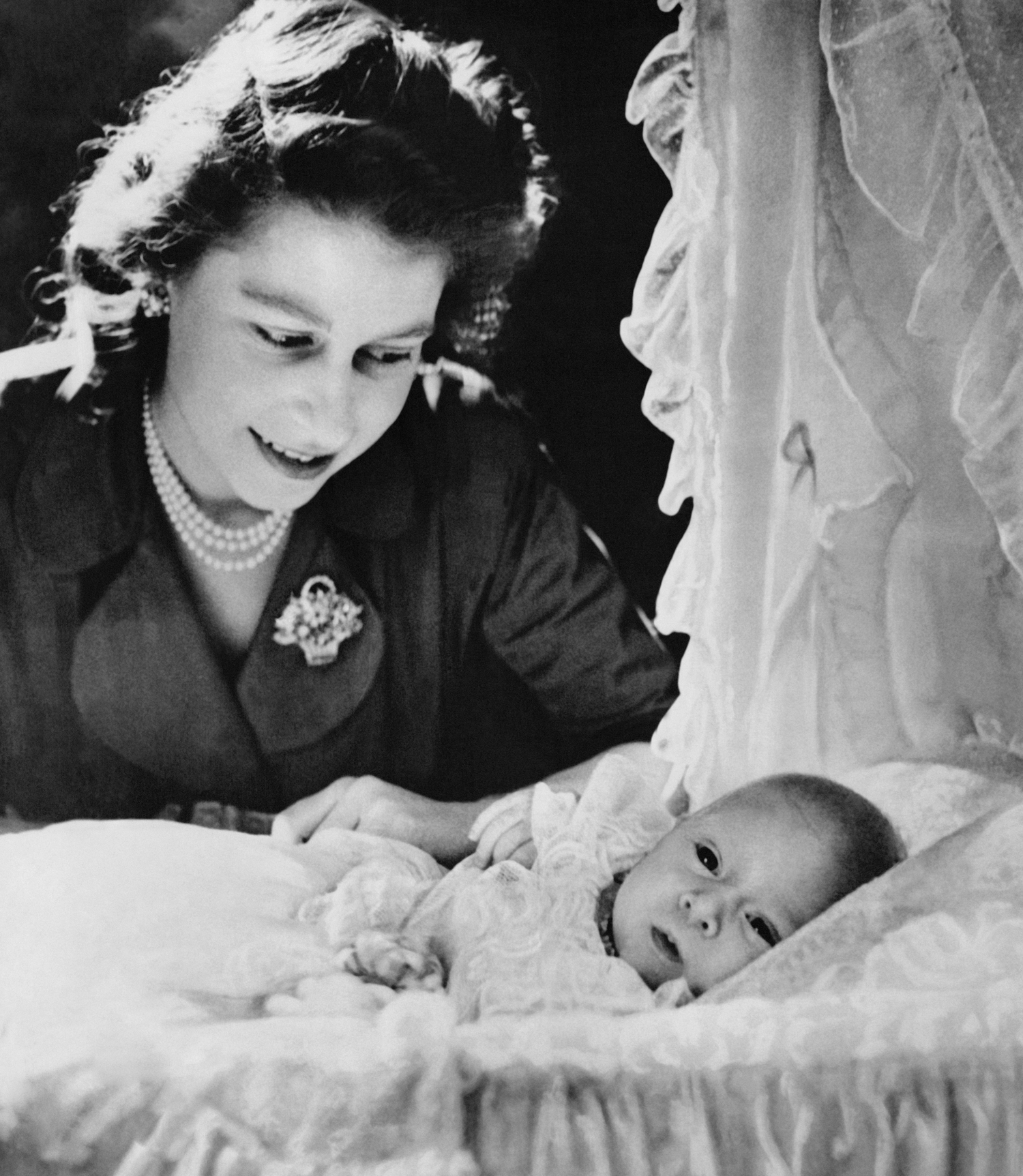 Őrült rajongótól, a romantikus miniszterig - II. Erzsébet királynő és a férfiak