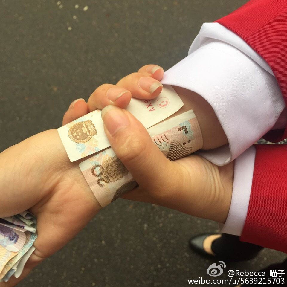 Bankjegykarkötő az új trend Kínában