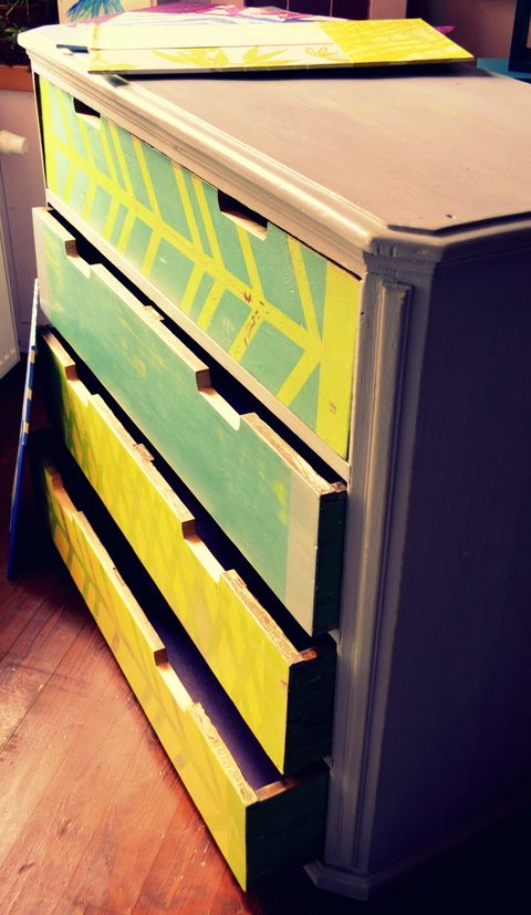 Például egy régi komódot felújíthatsz úgyis, hogy az általad kedvelt színekre fested. Máris máshogy fog mutatni!
