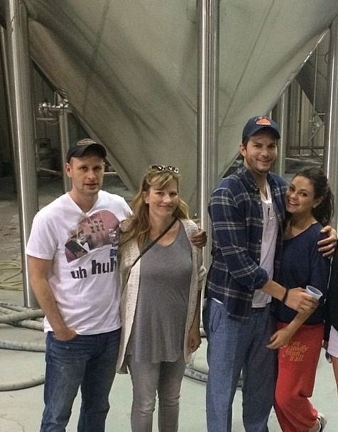 Ő Ashton Kutcher nővére