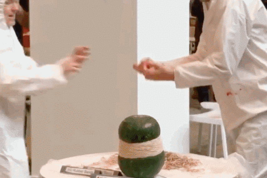 Őrültségek napja: élő matracdominó és gumigyűrűkkel robbantott görögdinnye vitte a prímet tegnap