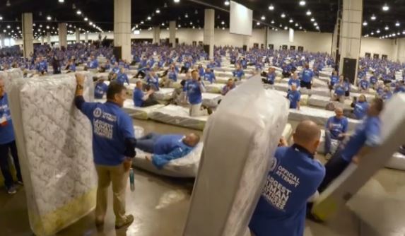 Őrültségek napja: élő matracdominó és gumigyűrűkkel robbantott görögdinnye vitte a prímet tegnap