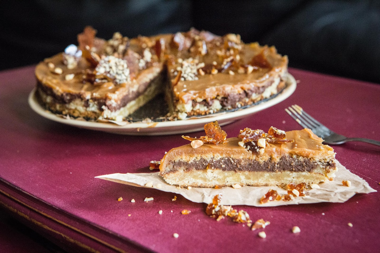 Marcipános-mogyorós karamellás torta