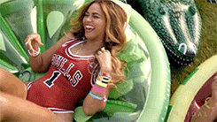 A világ legjobb munkája: folyamatos ivás és bulizás