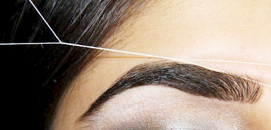 Szedd a szemöldököd cérnával, villámgyorsan, kíméletesen Szedd a szemöldököd cérnával, villámgyorsan, kíméletesen