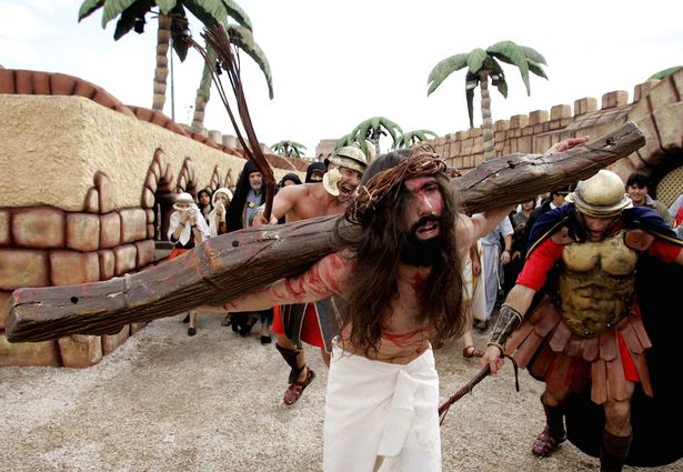 A világ egyetlen keresztény vidámparkjában naponta többször támad fel Jézus - képek