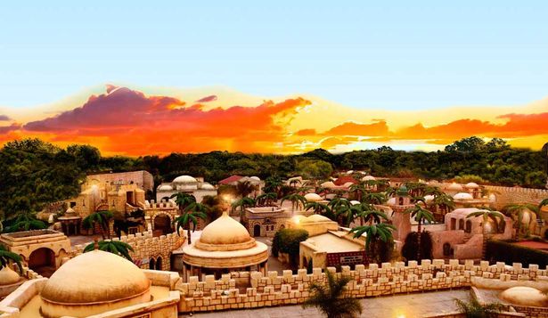 A világ egyetlen keresztény vidámparkjában naponta többször támad fel Jézus - képek