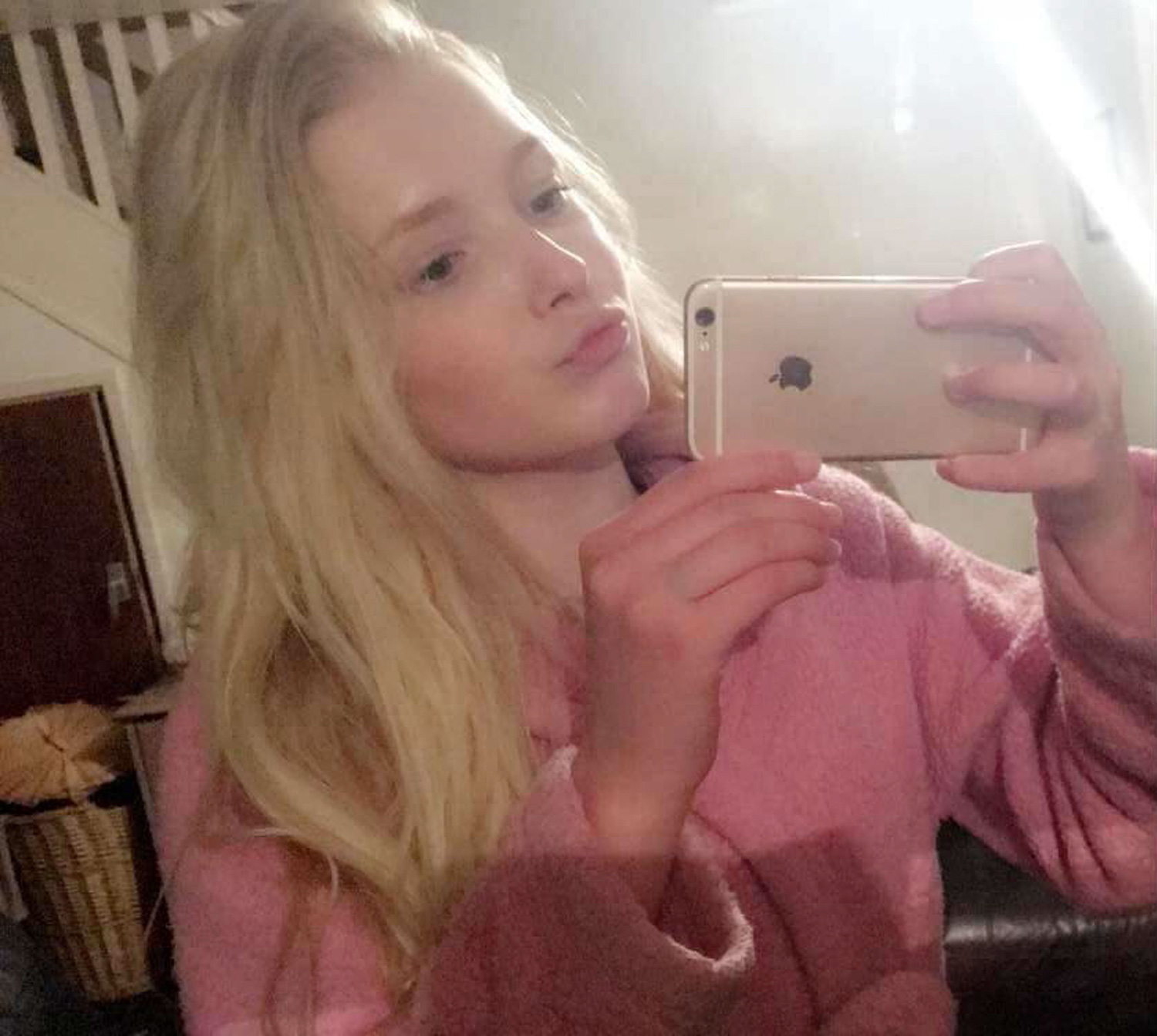 Kétségbeesett Facebook posztban fakadt ki az anya lánya szelfi-függősége miatt