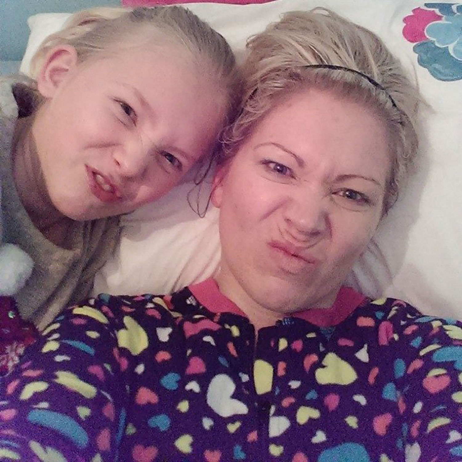 Kétségbeesett Facebook posztban fakadt ki az anya lánya szelfi-függősége miatt