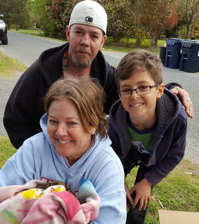 9 éves kisfiú mentette meg az újszülött kutyák életét - videó