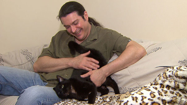 Azt hitte, halott macskához áll meg - végül örökbefogadta