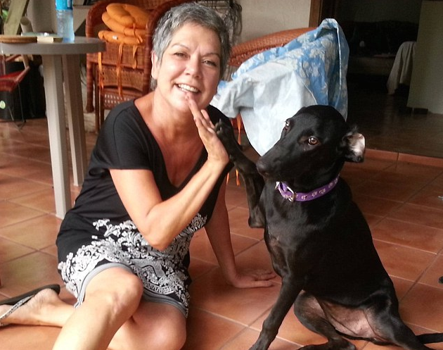 Elsírta magát a kiszáradt kiskutya, mikor megmentették 