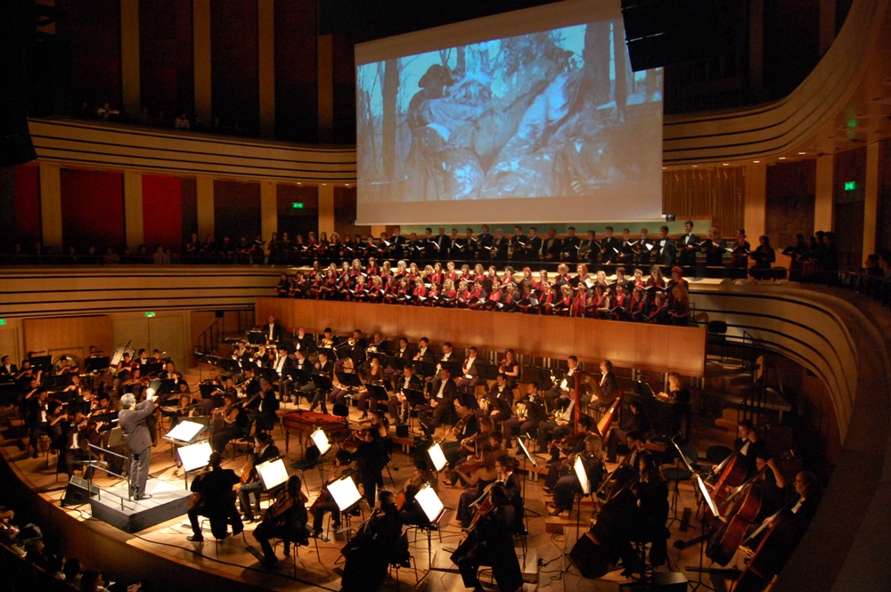 2 szuper program áprilisra