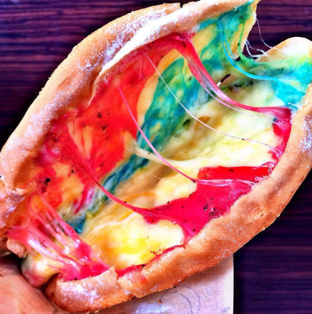 Megőrül az internet a szivárványos sajtos melegszendvicsért - képek