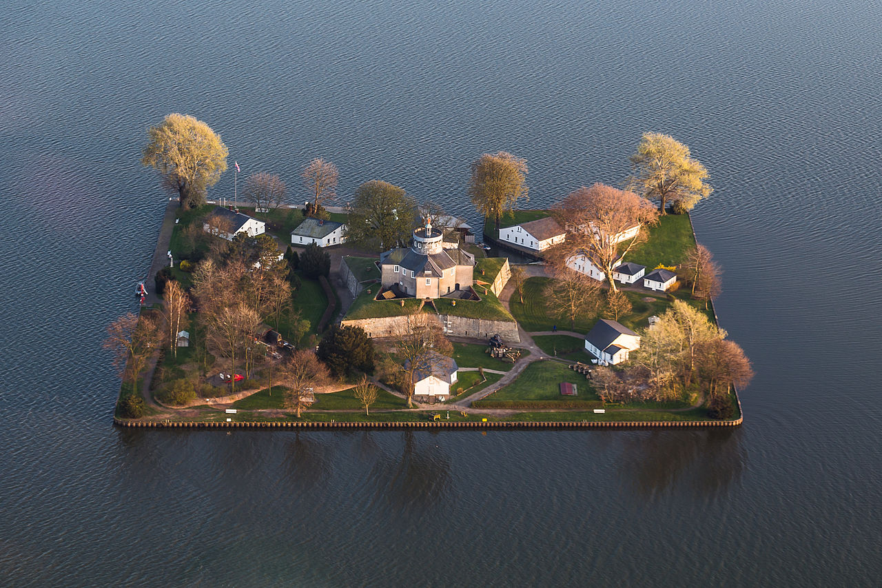 A vidámtemetőtől a zsiráfhotelig: a legszokatlanabb látványosságok szerte a világon