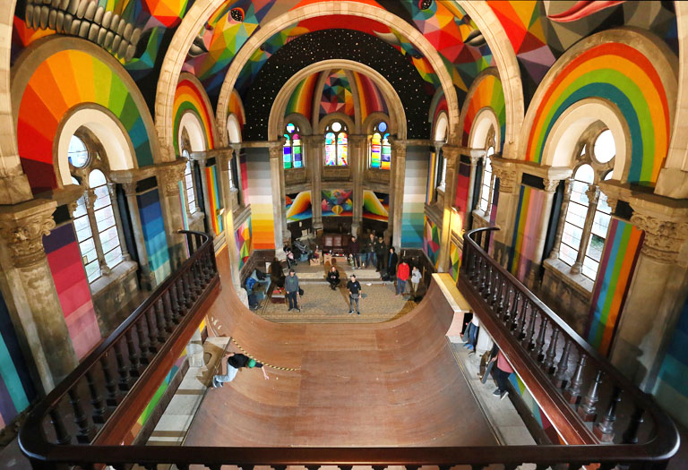 A vidámtemetőtől a zsiráfhotelig: a legszokatlanabb látványosságok szerte a világon