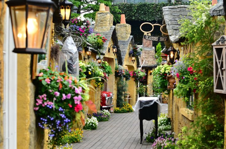 A vidámtemetőtől a zsiráfhotelig: a legszokatlanabb látványosságok szerte a világon