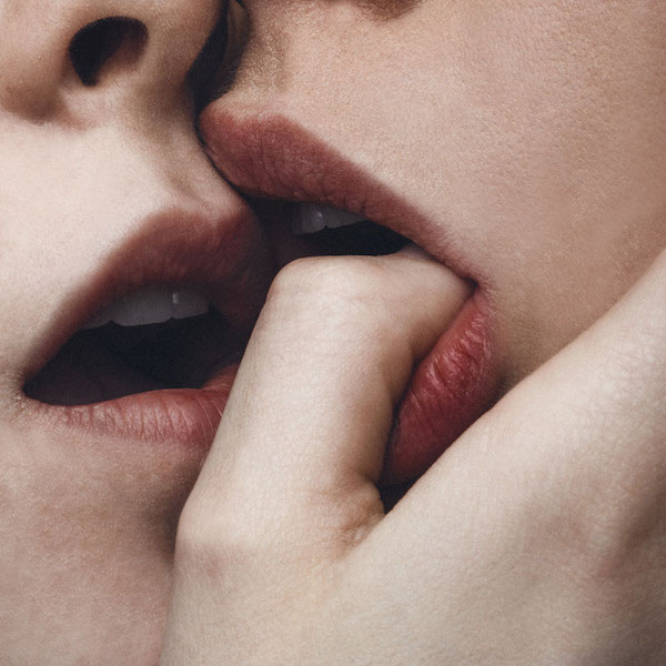 18+: Ilyen a nyelves csók nagyon közelről - fotók 18+: Ilyen a nyelves csók nagyon közelről - fotók