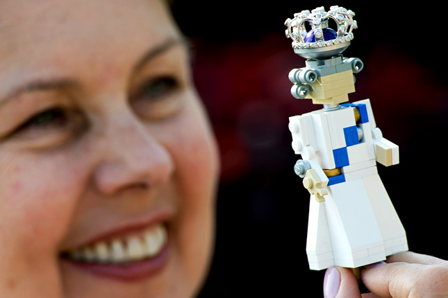 Ilyen giccses kütyüket még nem láttál II. Erzsébet királynőről