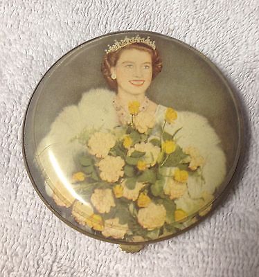 Ilyen giccses kütyüket még nem láttál II. Erzsébet királynőről