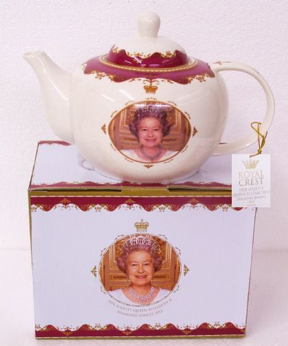 Ilyen giccses kütyüket még nem láttál II. Erzsébet királynőről