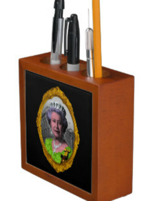 Ilyen giccses kütyüket még nem láttál II. Erzsébet királynőről