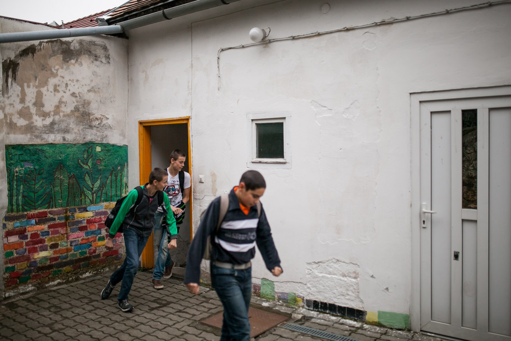 Diákok érkeznek a hátrányos helyzetű gyerekek felzárkóztatásával is foglalkozó pécsi Faág tanoda épületébe. Fotó: Magócsi Márton