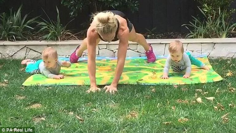 Kellékek: egy pokróc és két gyerek