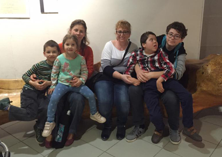 Nóra és Alíz a gyerekekkel