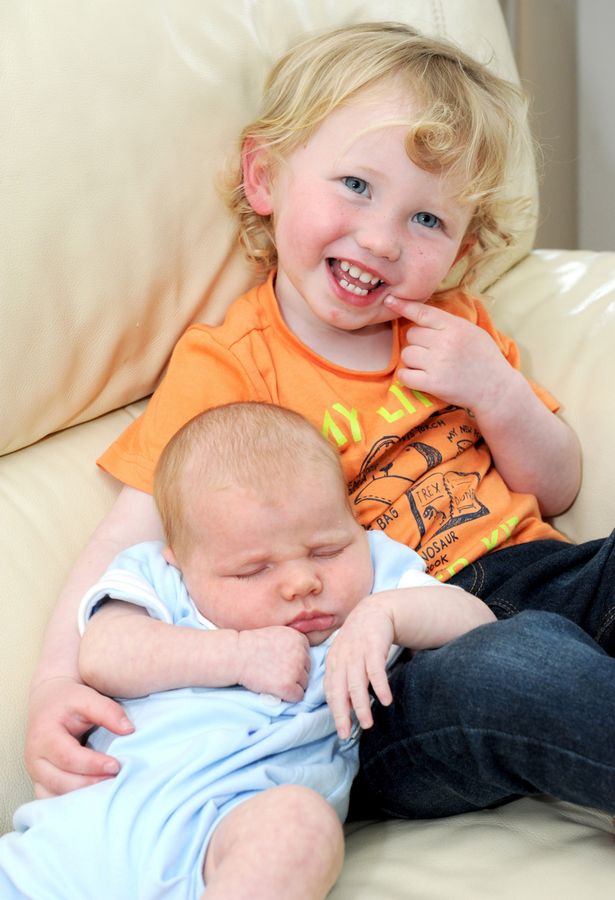 Két év különbséggel születtek az ikrek