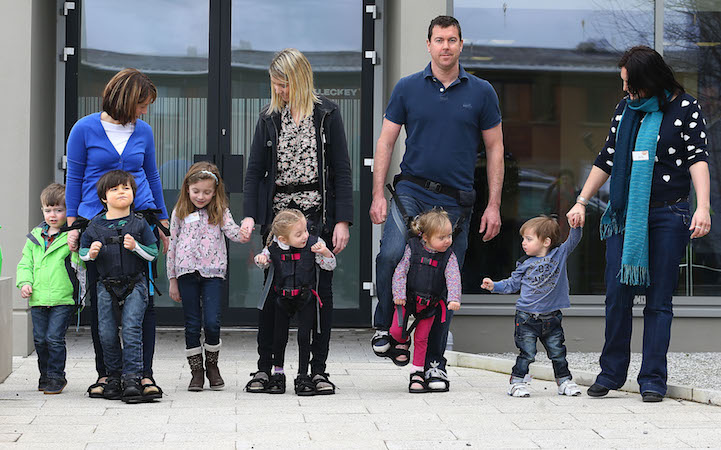 Sérült gyerekeknek tervezett különleges hámot az anyuka