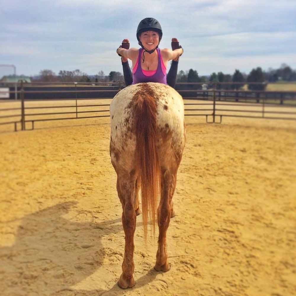 A lóháton jógázó nőtől leesik az állad - fotók