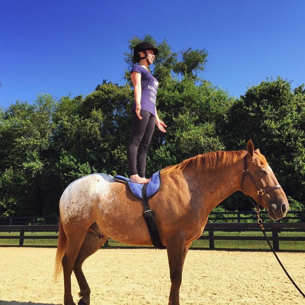 A lóháton jógázó nőtől leesik az állad - fotók