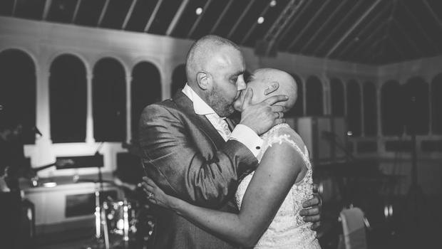 Megható nászajándékkal lepte meg beteg vőlegényét a menyasszony