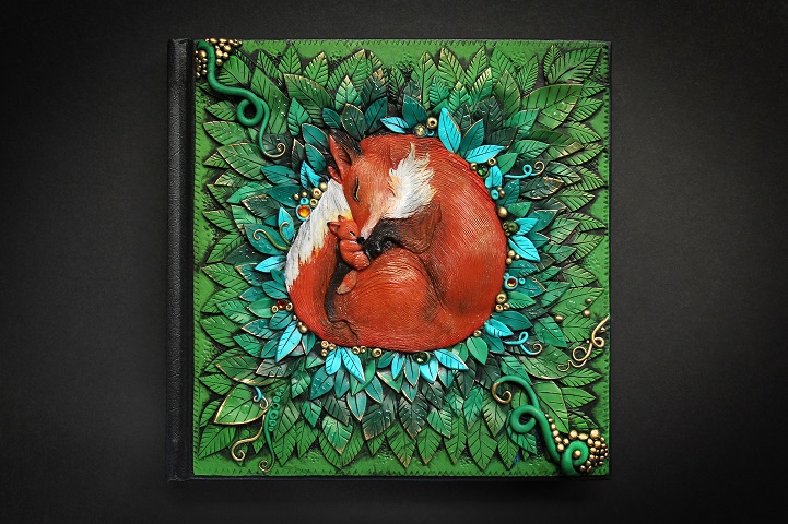 Otthagyta állását, hogy ilyen kreatív, térbeli könyvborítókat tervezzen Otthagyta állását, hogy ilyen kreatív, térbeli könyvborítókat tervezzen