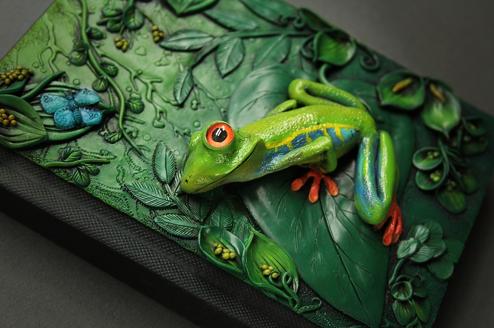 Otthagyta állását, hogy ilyen kreatív, térbeli könyvborítókat tervezzen Otthagyta állását, hogy ilyen kreatív, térbeli könyvborítókat tervezzen