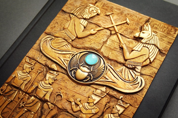 Otthagyta állását, hogy ilyen kreatív, térbeli könyvborítókat tervezzen Otthagyta állását, hogy ilyen kreatív, térbeli könyvborítókat tervezzen