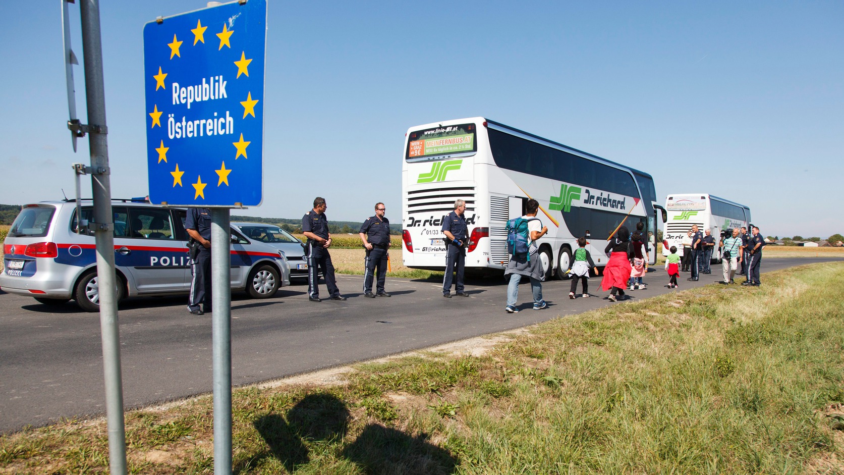 Moschendorf, 2015. szeptember 12. Illegális bevándorlók buszra szállnak az osztrák-magyar határ közelében Moschendorfnál (Nagysároslak) 2015. szeptember 12-én. MTI Fotó: Varga György