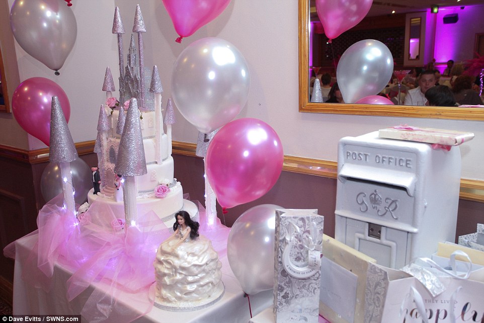 63 kilós, habos-babos ruhacsodát tervezett magának a menyasszony - képek