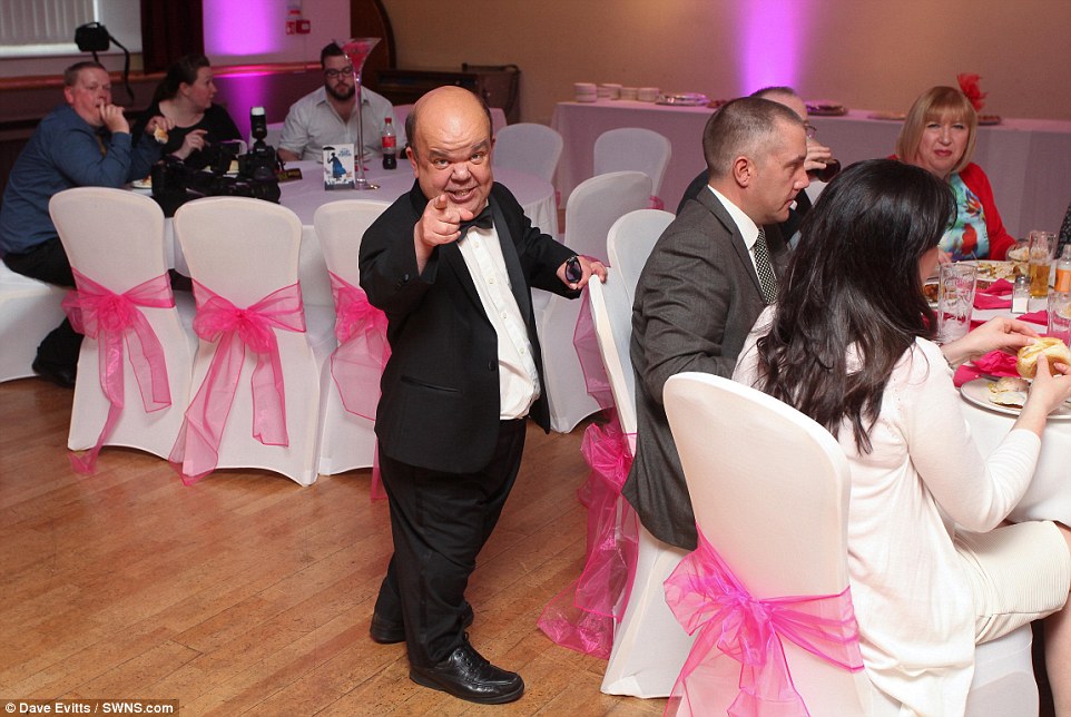 63 kilós, habos-babos ruhacsodát tervezett magának a menyasszony - képek