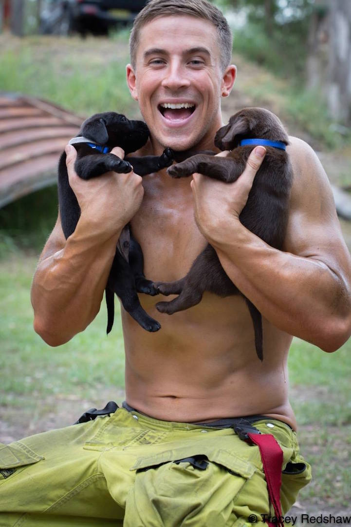 Jótestű tűzoltók segítenek a kiskutyáknak gazdára találni