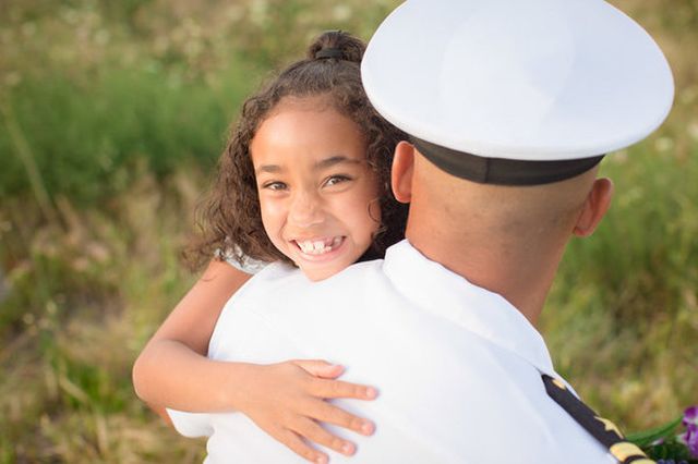 Így teáznak a katona apukák a kislányaikkal - megható fotók