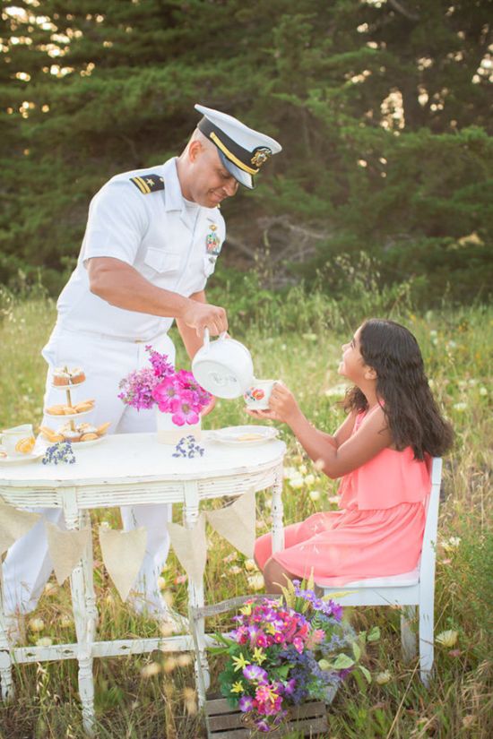 Így teáznak a katona apukák a kislányaikkal - megható fotók