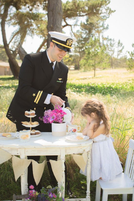 Így teáznak a katona apukák a kislányaikkal - megható fotók