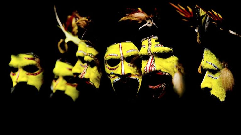 Huli férfiak ünnepi arcfestése (Pápua-Új-Guinea)