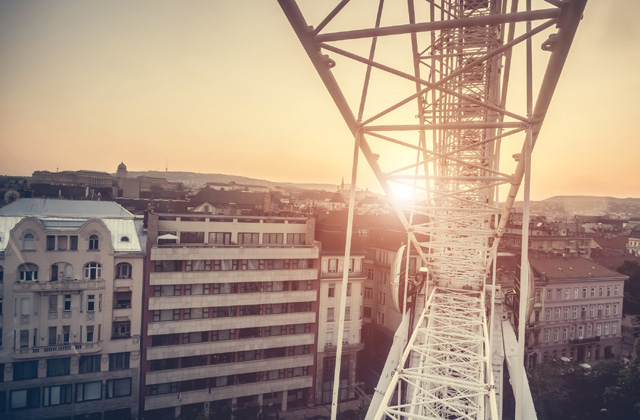 Tüntettek az Erzsébet téri óriáskerék és a bulizók ellen Tüntettek az Erzsébet téri óriáskerék és a bulizók ellen