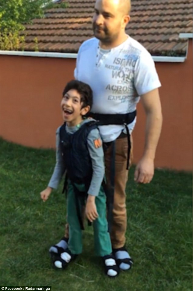 Elolvadsz az apukától, aki testére erősítette járásképtelen fiát, hogy focizhasson - videó