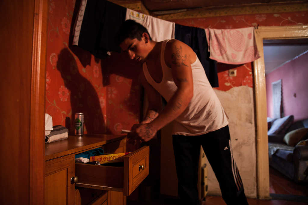 Ricsi a fiókba rejtett könyvvel | Fotó: Magócsi Márton